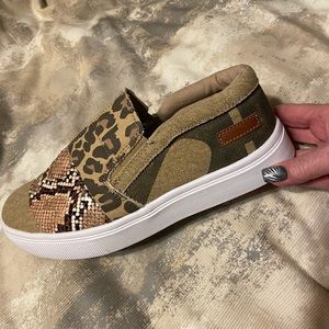 Sneakers, new, never worn